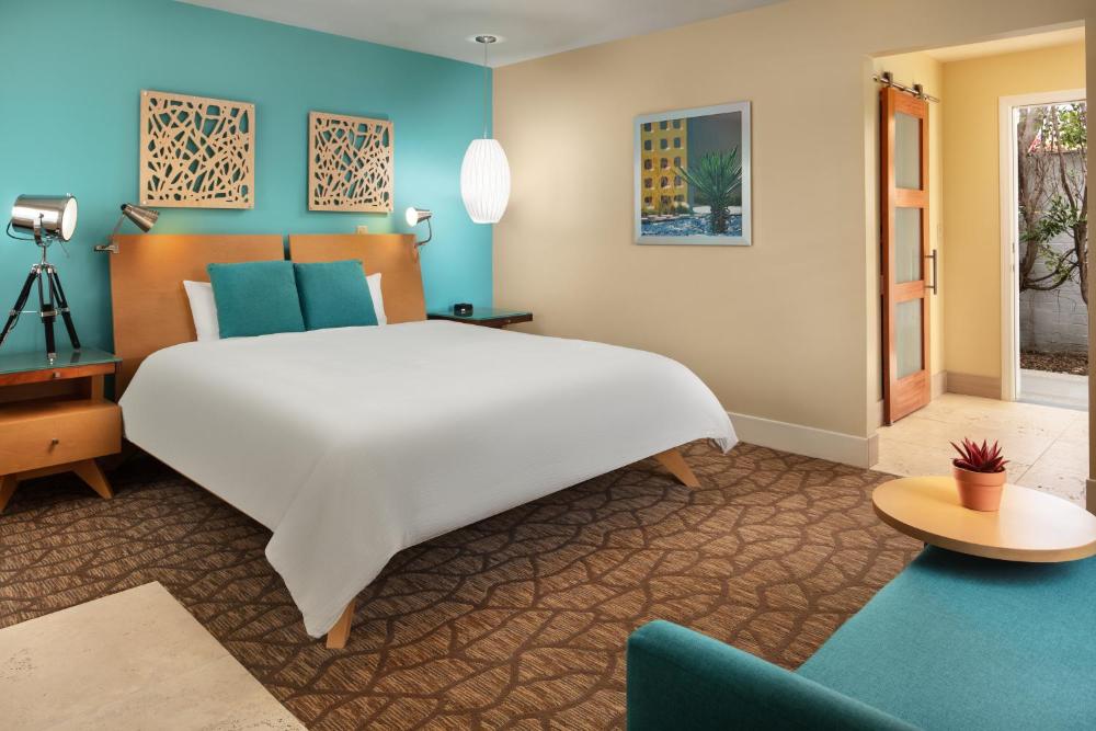 Deluxe King Room interior